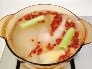 11、盐水鸭,转小火炖制半小时关火。焖制二小时左右。