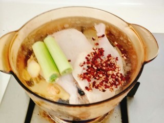 8、盐水鸭,下入调料。