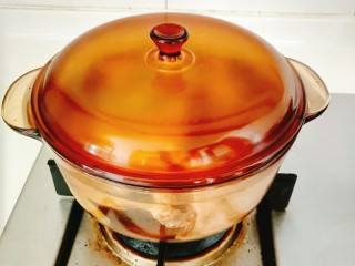 9、盐水鸭,盖锅盖，开大火煮开。