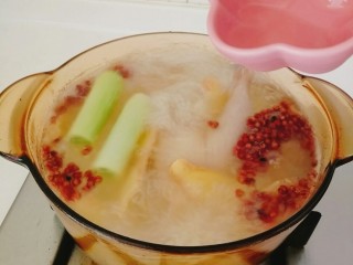 10、盐水鸭,水大开滚后，倒入白酒，加5克盐。