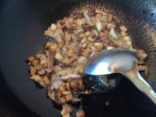 1、炒酱油饭,香菇，平菇下锅炒熟。这时可以先放一些盐。