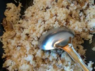 2、炒酱油饭,加剩米饭，放海鲜酱油。