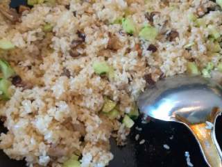 3、炒酱油饭,加黄瓜丁 ，放味极鲜酱油。