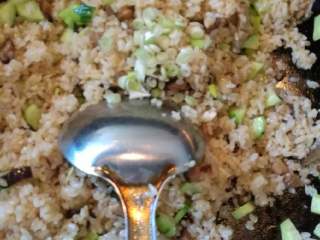 4、炒酱油饭,加葱花