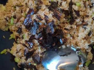 5、炒酱油饭,放盐，最后放烤紫菜。主要是懒得做紫菜包饭，又想吃这个味道。