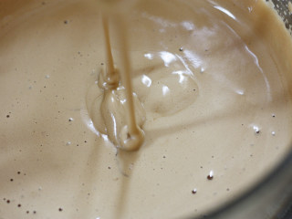 3、蓬松感红枣糕,打好的全蛋液有明显的气泡，并且液体整体颜色变浅了很多，当我们提起打蛋头，滴落的液体是不会马上消失的，会在液面留下清晰的纹路后慢慢消失，这样就可以了。