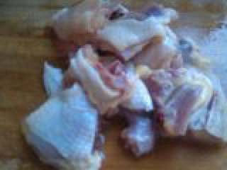 2、椰子鸡汤,洗净后剁成大块。