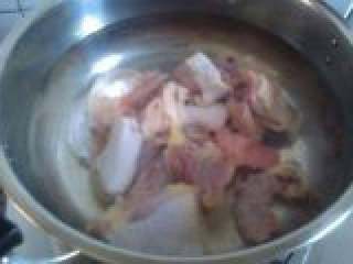 3、椰子鸡汤,放入开水锅中焯去血沫。