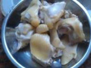 4、椰子鸡汤,跟着再冲洗干净，沥干水备用。