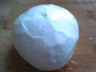 6、椰子鸡汤,把椰子洗净，刮去外层硬皮，如果可以接受，其实不刮皮也是可以的。