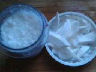 7、椰子鸡汤,然后把椰子一分为二，一份切块，一份打成椰浆。