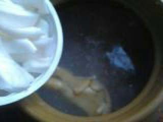 8、椰子鸡汤,接着把它们倒入砂锅中。