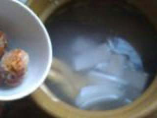 9、椰子鸡汤,放入蜜枣。