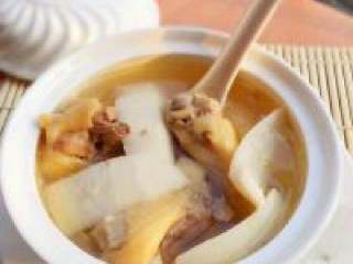 12、椰子鸡汤,盛入碗中，可以开喝啦，快来一碗滋润一下吧，猫妈请客哈，呵呵~