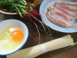 2、一碗面条+味增拉面,萝卜洗净，准备一个蛋，一人份拉面，葱，过水五花肉