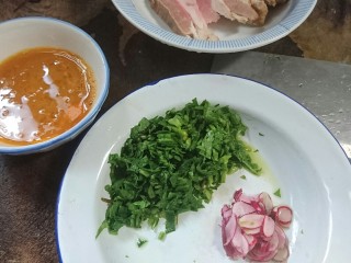 3、一碗面条+味增拉面,鸡蛋少许盐调味打散，萝卜头切片，叶子切碎少许盐抓匀