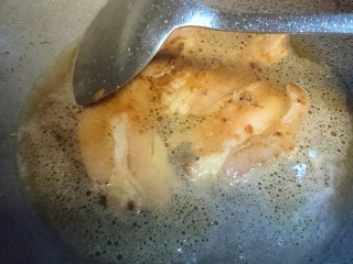 6、一碗面条+味增拉面,翻面调味，倒入清水，继续用小火