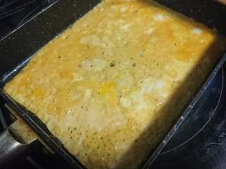 7、一碗面条+味增拉面,平底锅煎蛋，形成蛋皮