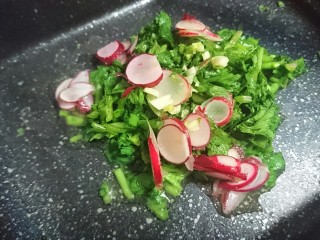 9、一碗面条+味增拉面,利用锅中剩油和温度，翻炒一下萝卜配菜