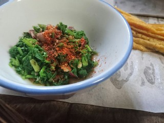 11、一碗面条+味增拉面,萝卜配菜淋上生抽，少量醋，还有辣椒粉及香油