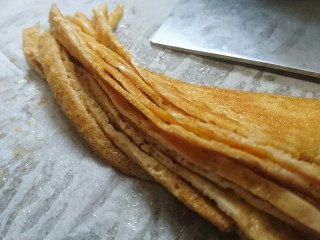 10、一碗面条+味增拉面,这个时候可以小心的切鸡蛋皮了，事实这够2人份了