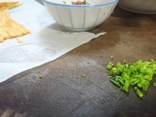 14、一碗面条+味增拉面,等待水开时顺便把葱花切了.汤头请继续小火熬着
