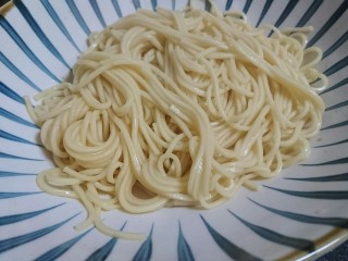 15、一碗面条+味增拉面,先是煮好的拉面铺碗底