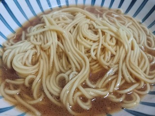 16、一碗面条+味增拉面,接着倒入熬好的汤头