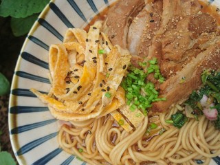 17、一碗面条+味增拉面,摆盘撒芝麻，然后赶紧趁热吃~