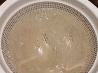 1、温州炒粉干,细粉干放在常温水里浸泡5分钟, 捞起待用