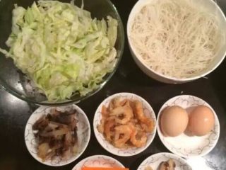 2、温州炒粉干,香菇浸泡后切丝, 红萝卜切丝, 卷心菜切丝, 虾米泡酒, 腊肉切丝