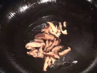 3、温州炒粉干,把香菇丝, 腊肉丝, 虾米一起下锅炒熟, 然后装盘待用