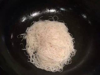 4、温州炒粉干,锅中放少量油, 中火, 下粉干, 不停翻炒2分钟