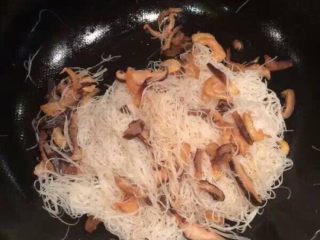 5、温州炒粉干,下刚才炒好的配料和粉干一起翻炒3分钟