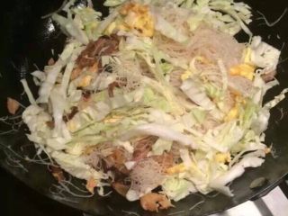 6、温州炒粉干,下卷心菜丝一起翻炒