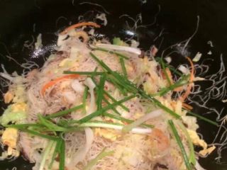 7、温州炒粉干, 最后放适量的料酒和盐.