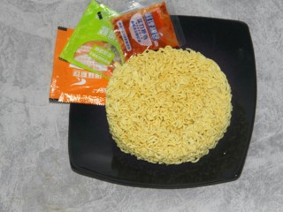 1、深夜食堂~年糕辣酱芝士方便面,先准备一包方便面,任意牌子