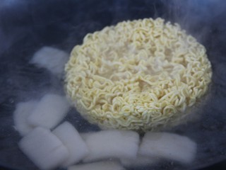 7、深夜食堂~年糕辣酱芝士方便面,烧开加入方便面和年糕