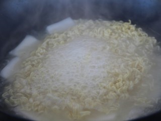 8、深夜食堂~年糕辣酱芝士方便面,煮熟