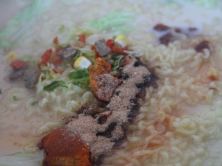 12、深夜食堂~年糕辣酱芝士方便面,最后加入方便面调料