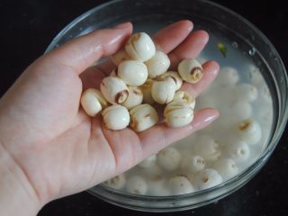 3、莲子炖牛排,挑出残余的莲子心，不然会苦