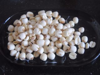 4、莲子炖牛排,全部清洗一遍