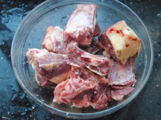 5、莲子炖牛排,牛排洗净砍小块