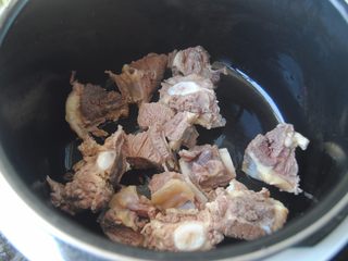 8、莲子炖牛排,洗净表面的浮沫放进高压锅