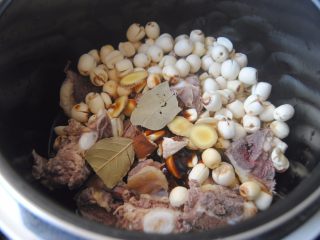 10、莲子炖牛排,放入其他佐料