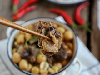 14、莲子炖牛排,香软的牛排和粉糯的莲子口感很佳