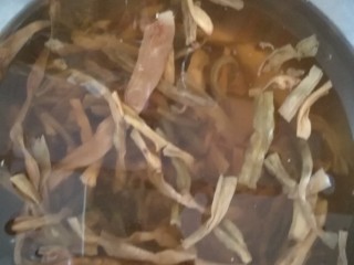 1、干豆角炒肉,干豆角用水泡发