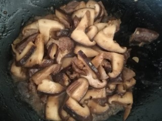 6、干豆角炒肉,放蘑菇炒熟盛出