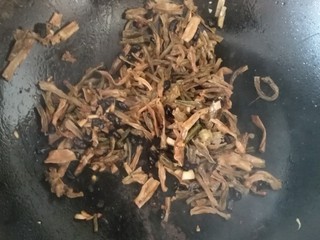 7、干豆角炒肉,豆豉，蒜姜爆香放豆角翻炒
