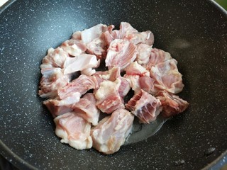 2、节气美食―霜降酱焖鸭,鸭子斩成小块，洗去血水，将带皮那面放到锅里，小火煎出多余的油脂